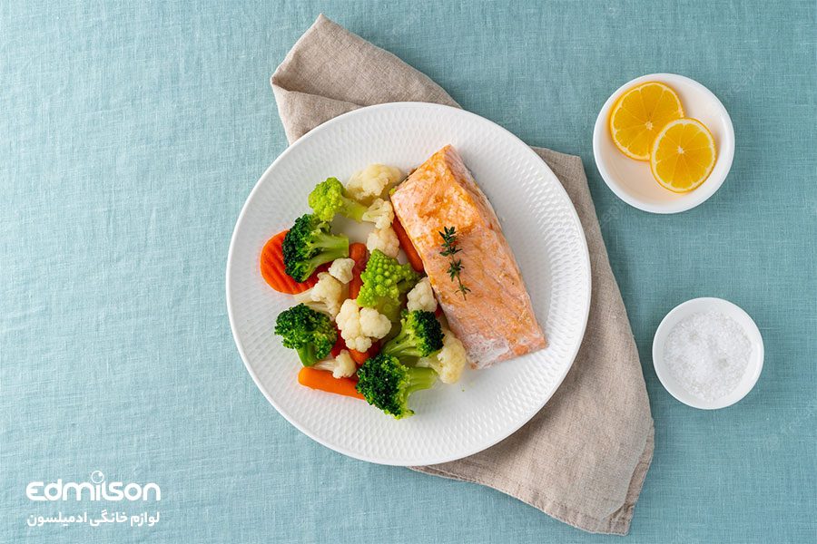ماهی بخارپز با سبزیجات یک غذای رژیمی است